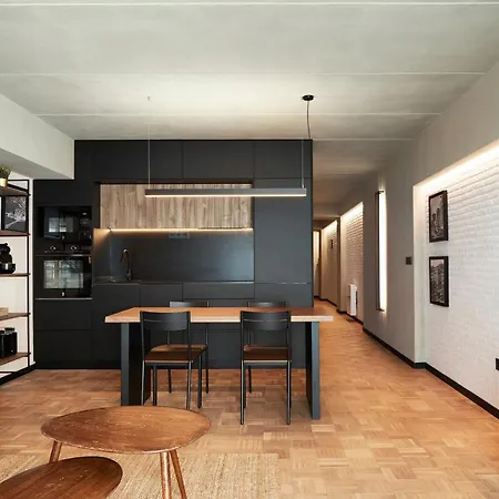 En Pleno Centro Y A 200m De La Playa *